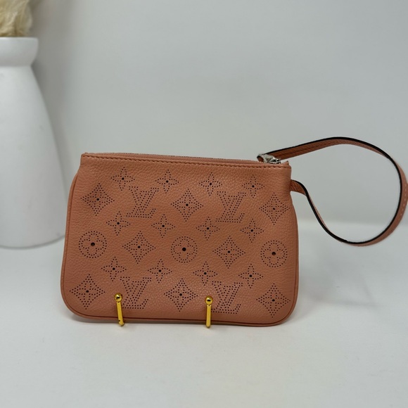 💯 Authentic Louis Vuitton Pink Monogram Mahina Leather Selene Pouch Wristlet - Picture 3 of 5